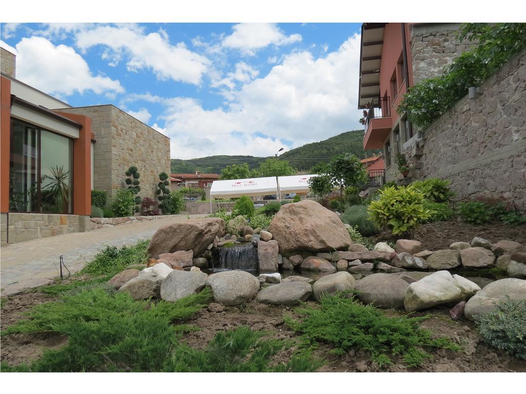 Yustina Villas Guest House Εξωτερικό φωτογραφία