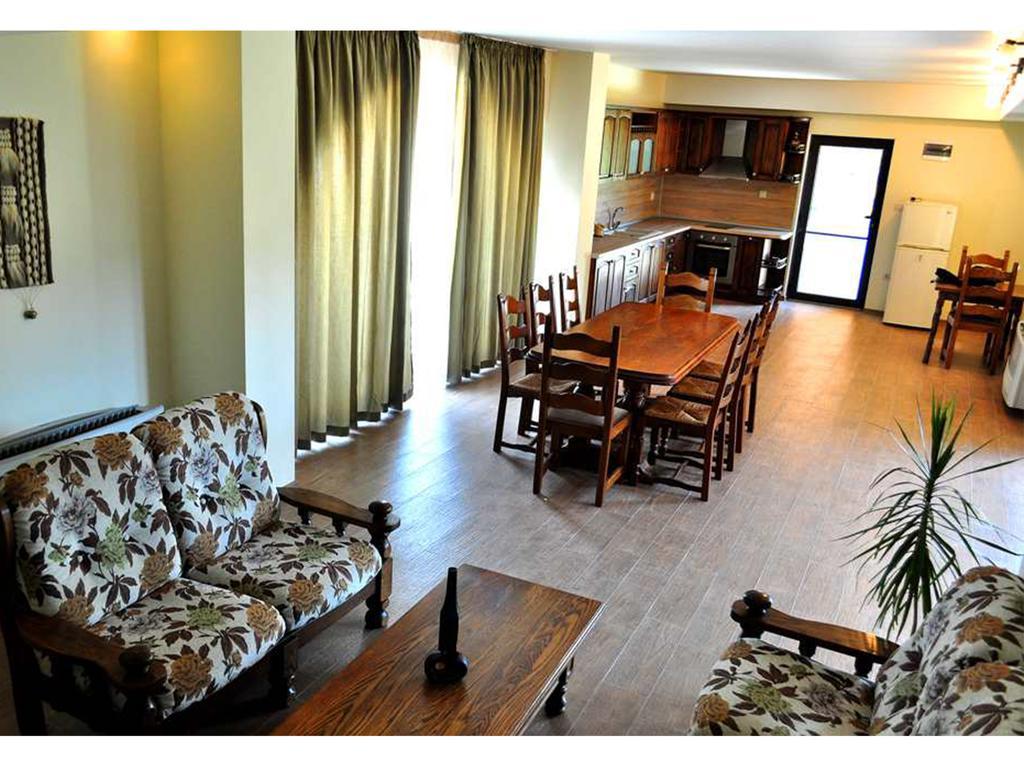 Yustina Villas Guest House Εξωτερικό φωτογραφία
